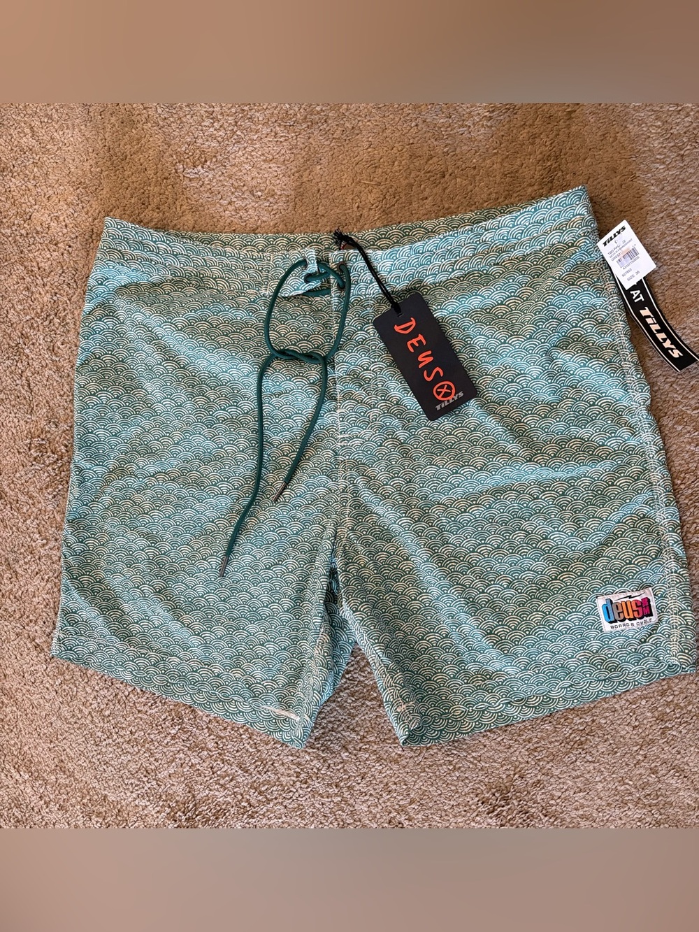 NWT Deus Ex Machina Men’s Board Shorts Size 36 Japanese Wave Design